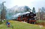 50 3576 (Bw Glauchau) fährt mit Gag 56354 an einer staunenden Kinderschar vorbei durch den Haltepunkt Remse nahe Glauchau.  (18.04.1987) <i>Foto: Volker Fröhmer</i>