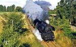 50 3556 (mit einem Behelfsnummerschild, das Original war für harte Devisen von der Lok gefallen) vor GmP 68728 nach Gunsleben bei Oschersleben. Nachdem das Bw Halberstadt im Frühjahr 1988 seine Dampfeinsätze beendet hatte, waren die 50.35 der Einsatzstelle Oschersleben die letzten planmäßig eingesetzten Normalspurdampfloks auf deutschen Schienen. (04.08.1987) <i>Foto: Slg. Wolfgang Bügel</i>