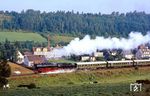 Vom 06. bis 12. September 1987 fand der 34. MOROP-Kongress in Erfurt statt und damit zum dritten Mal nach 1965 und 1971 ein Kongress der europäischen Vereinigung der Eisenbahnfreunde und Modelleisenbahner in der DDR. Wie immer ließ sich die Reichsbahn auch nicht lumpen und war mit zwei Sonderzügen von Erfurt aus im Thüringer Wald unterwegs. Neben 35 1113, 94 1292 und 95 1027 war an diesem Tag 44 1093 im Einsatz, die den Sonderzug P 24503 von Arnstadt nach Meiningen brachte, aufgenommen bei Gräfenroda. (08.09.1987) <i>Foto: Wolfgang Bügel</i>