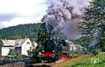 94 1292 fährt durch Stützerbach weiter in Richtung Schmiedefeld. Bekannt wurde das vermeintlich unbedeutende Stützerbach durch den Instrumenten- und Glasgerätebau, der im 19. Jahrhundert Grundlage der Entwicklung neuer und oft revolutionärer Erfindungen war, wie z.B. 1830 die Herstellung des ersten deutschen Thermometer, 1883 die erste in Deutschland gefertigten Glühlampe wie auch die Entwicklung des "feuerfesten" Glases, da 1879 hier der berühmte Otto Schott arbeitete, der später unter dem Markennamen „Jenaer Glas“ die Erfindung bekannt machte. (08.09.1987) <i>Foto: Wolfgang Bügel</i>