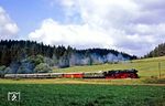 Nachdem die MOROP-Teilnehmer in Veßra (bei Themar) das agrarhistorische Museum besucht hatten, erschien 35 1113 mit Sonderzug P 24503 aus Erfurt, den sie von 44 1093 übernommen hatte, bei Rappelsdorf, kurz vor Schleusingen. (08.09.1987) <i>Foto: Wolfgang Bügel</i>