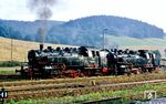 Am 9. September 1987 führte eine weitere Sonderfahrt die MOROP-Teilnehmer mit den Loks 65 1049, 86 1333 und 86 1501 von Erfurt zur Oberweißbacher Bergbahn. In Rottenbach erwarten 86 1333 und 86 1501 den Sonderzug. (09.09.1987) <i>Foto: Wolfgang Bügel</i>