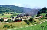 In Rottenbach hatte 65 1049 den Sonderzug zurück nach Erfurt wieder übernommen und kommt bei Milbitz angedampft. (09.09.1987) <i>Foto: Wolfgang Bügel</i>