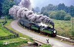 Der letzte Tag des Erfurter MOROP-Kongress führte die Teilnehmer in den Harz. Dort beging an diesem Tag auch die Selketalbahn ihr 100-jähriges Jubiläum. Von Erfurt bis Nordhausen bespannte 02 0201 den Sonderzug, ab Nordhausen waren 99 5901 und 99 5903 am Zug, hier bei Netzkater.  (10.09.1987) <i>Foto: Wolfgang Bügel</i>