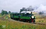 99 5901 und 99 5903 (lackiert in den Farben der Nordhausen-Wernigeroder Eisenbahn-Gesellschaft (NWE) als Lok 11 und 13) mit dem MOROP-Sonderzug in der Kehrschleife von Stiege. (10.09.1987) <i>Foto: Wolfgang Bügel</i>