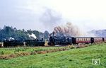 In Stiege begegnet der MOROP-Sonderzug mit 99 5901 und 99 5903 dem Planzug P 14414 nach Wernigerode mit 99 7242. (10.09.1987) <i>Foto: Wolfgang Bügel</i>