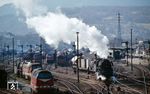 41 1180 verlässt mit Ng 66474 den Bahnhof Saalfeld in Richtung Saalebahn. Im Zuge der zweiten Elektrifizierung des Bahnhofs wurde 1995 die Bahnhofsausfahrt stark vereinfacht. (17.04.1982) <i>Foto: Hans-Jürgen Müller</i>