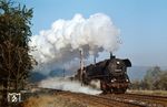 44 0488, die kurioserweise nur ein halbes Jahr im Süden Thüringens beim Bw Probstzella (nicht Saalfeld) beheimatet war, mit Dg 55475 auf dem Weg nach Probstzella in Kaulsdorf. (24.10.1979) <i>Foto: Hans-Jürgen Müller</i>