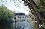 95 0022 mit P 18005 auf der Saalebrücke bei Hockeroda, auf der noch 33 Jahre nach der Demontage der Oberleitung auf der Saalebahn zwei Oberleistungsmasten stehen geblieben waren. (15.05.1979) <i>Foto: Hans-Jürgen Müller</i>