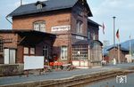 Das Empfangsgebäude des Bahnhofs Unterloquitz stammt noch vom Bau der Strecke aus dem Jahr 1885. In den 1980er Jahren wurde der schöne alte Glasanbau für das Mechanische Stellwerk des Fahrdienstleiters durch einen Fertiggaragenbau ähnlichen Klotz ersetzt. Der Fahrdienstleiter war in Personalunion auch Aufsicht des Bahnhofes und verkaufte in der Zeit nach 16.00 Uhr bis Morgens 05.00 Uhr zudem Fahrkarten.  (25.04.1981) <i>Foto: Hans-Jürgen Müller</i>