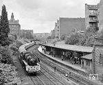 Der Lauf einiger Schnellzüge aus dem Norden führte über den Innenring mitten durch Berlin. 03 0010 (Bw Stralsund) rollt mit dem Bäderzug D 1713 durch die Häuserschluchten an der S-Bahnstation Prenzlauer Allee vorbei in Richtung Berlin-Lichtenberg. (16.09.1978) <i>Foto: Joachim Schmidt</i>