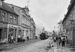 Die bis heute legendäre Ortsdurchfahrt der Bäderbahn "Molli" in der Mollistraße in Bad Doberan, die zu DDR-Zeiten noch Ernst-Thälmann-Straße hieß und auch optisch etwas anders aussah. 99 2323 ist dort Richtung Bahnhof unterwegs, wo Übergang zur normalspurigen Reichsbahn bestand. (06.09.1983) <i>Foto: Joachim Schmidt</i>