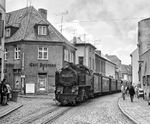 99 2321 rumpelt durch die Ernst-Thälmann-Straße (heute: Mollistraße) durch Bad Doberan. Den Friseursalon an der Querstraße 2 gibt es heute noch, allerdings unter anderem Namen. (06.09.1983) <i>Foto: Joachim Schmidt</i>