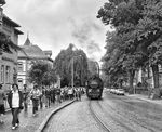 99 2323 als "Straßenbahn" in der Goethestraße in Bad Doberan. Es ist Ferienzeit und es herrscht an der Ostseeküste Hochbetrieb. Der Freie Deutsche Gewerkschaftsbund (FDGB) war in der DDR der größte Anbieter von Urlaubsreisen und die Gäste in den FDGB-Heimen wurden rundum versorgt. Eine der größten Hotels zur DDR-Zeit war das FDGB-Erholungsheim „Waterkant“ in Börgerende, knapp 5 km nördlich von Bad Doberan. Es wurde am 11. August 1976 eröffnet und hatte 462 Betten, eine Gaststätte mit 240 Plätzen, Schwimmbad und etliche medizinische Einrichtungen. Das seit kurz nach der Wende leerstehende Bauwerk zerfiel zur Ruine und wurde 2008 abgerissen.  (06.09.1983) <i>Foto: Joachim Schmidt</i>