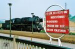 In der DDR gab es eine sehr bemerkenswerte Kultur von politischen Slogans und Parolen. Für den Besucher aus dem Westen waren sie eher amüsant. Auch die Halbwertzeit des "unzerstörbaren Bruderbundes" mit der Sowjetunion war Mitte der 1980er schon deutlich überschritten als die Halberstädter 50 3700 in Gernrode rangierte. Spätestens im Zeichen von Perestrojka und Glasnost gab es bei der Führung der DDR eine unübersehbare Distanzierung von der Sowjetunion. (1984) <i>Foto: Hans Hilger</i>