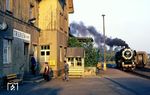 Kurze Pause für Lok und Personal der 52 8041 (Bw Engelsdorf) mit Ng 65628 im Bahnhof Trebsen/Mulde auf der Nebenbahn von Borsdorf, östlich von Leipzig.  (11.09.1987) <i>Foto: Wolfgang Bügel</i>
