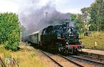 86 1056, die letzte im Plandienst bei der RBD Dresden eingesetzte Regelspurdampflok, fährt mit P 19639 nach Crottendorf in Walthersdorf/Erzgeb. ein. (12.09.1987) <i>Foto: Wolfgang Bügel</i>