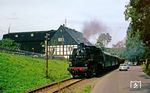 Auch in der DDR hatte die Eisenbahn mit der motorisierten Konkurrenz zu kämpfen, die hier auf der Annaberger Straße vor Crottendorf versucht, den P 19639 mit 86 1056 zu überholen. (12.09.1987) <i>Foto: Wolfgang Bügel</i>