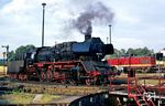 50 3551 im Bw Rochlitz. Die Lok entstand 1959 aus der ehemaligen 50 2669, die am 20.06.1942 in Dienst gestellt wurde. Sie wurde am 23.03.1992 ausgemustert und erhielt auf dem Papier sogar noch eine DB-EDV-Nummer: 050 551-3. Die Stationierungsliste der Lok weist nach 1945 sage und schreibe 31 verschiedene Beheimatungen in 45 Dienstjahren auf. (13.09.1987) <i>Foto: Wolfgang Bügel</i>
