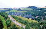 Hinter Markersbach nimmt die Strecke von Aue nach Annaberg in einem großen Bogen Anlauf für die Steigung nach Scheibenberg. Der Heizer der 50 3628 hat vor dem Ng 61971 bereits gut aufgelegt und wird gleich das Markersbacher Viadukt oberhalb des Zuges befahren. (13.09.1987) <i>Foto: Wolfgang Bügel</i>