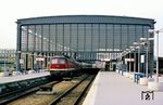 DR 132 407 vom Bw Berlin-Ostbf mit einem Lr in Berlin-Zoologischer Garten. (11.05.1988) <i>Foto: Wolfgang Bügel</i>