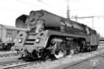 Auch 01 508, hier im Bahnhof Bebra, erhielt sofort mit dem Umbau aus 01 153 im Februar 1962 ihre Boxpok-Räder. Das Boxpok-Rad stellte eine Alternative zum klassischen Speichenrad dar. Die von der amerikanischen General Steel Castings Corporation aus Illinois patentierte „Boxpok“-Bauweise (englisch = „boxed spoke“), bei der die volle Radscheibe mehrere ovale Aussparungen besaß, sollte höhere Belastungen als die Speichenräder zulassen. Acht Maschinen der Baureihe 01.5 wurden als einzige deutsche Loks mit diesen Rädern ausgestattet, die sich jedoch aufgrund von Konstruktionsfehlern im Betrieb nicht bewährten. (10.08.1966) <i>Foto: Klaus D. Holzborn</i>