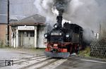Im Herbst 1986 lag die Schmalspurstrecke Wolkenstein - Jöhstadt in den letzten Zügen. Am 30. September 1984 war bereits die Einstellung des Personenverkehrs auf dem Abschnitt zwischen Wolkenstein und Niederschmiedeberg verfügt worden. Bis zum 20. November 1986 wurde der Güterverkehr für das Kühlschrankwerk in Niederschmiedeberg noch aufrechterhalten, da erst die nötigen Voraussetzungen für den endgültigen Verkehrsträgerwechsel geschaffen werden mussten. Die Gesamtstilllegung der Strecke erfolgte am 31. Dezember 1986. Am 22. Oktober 1986 bediente 99 1582 den "VEB DDK Scharfenstein" in Niederschmiedeberg. (22.10.1986) <i>Foto: Josef Mettler</i>