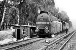 61 002 vom Bw Berlin-Rummelsburg (Rgb) ist mit einem Arbeitszug während einer Streckeninspektion bei Königs Wusterhausen unterwegs. Die Lok wurde auch hier nur gelegentlich in untergeordneten Diensten verwendet. Zum 1. Juli 1954 endete die Unterhaltung der Schnellzuglokomotiven beim Bw Rgb, seine 03-Lok und 61 002 zählten fortan zum Bestand des Bw Berlin Ostbahnhof.  (07.11.1952) <i>Foto: ZBDR</i>
