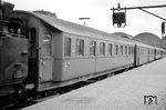 Einen besonderen Wagen ehemaliger französischer Bauart erwischte Helmut Röth im Leerwagenpark des D 264 aus Berlin, der soeben von einer 78er aus dem Bahnhof Hamburg-Altona gezogen wird. Der B4üp-Wagen Nr. 230-501 war mit den Sonderabteilen für "Mutter und Kind" im Zug reserviert. (12.05.1961) <i>Foto: Helmut Röth</i>