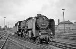 Nachdem der Wagenpark des D 264 abgezogen war, konnte auch die im Stumpfgleis eingeschlossene Zuglok 01 204 vom Bw Wittenberge ins Bw Altona wechseln. (12.05.1961) <i>Foto: Helmut Röth</i>