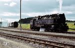 99 7232 wartet mit einem Rollwagen-Güterzug die Einfahrt von 99 6001 in Stiege ab. (27.07.1984) <i>Foto: Josef Mettler</i>