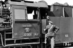 Die erste Reko-Lok 22 001 (ex 39 107) stand bis 1970 in Diensten der VES-M Halle (Saale), was am ovalen Zusatzschild am Führerhaus zu ersehen ist - hier aufgenommen im Bahnhof Berlin-Lichtenberg.  (06.05.1967) <i>Foto: Klaus D. Holzborn</i>