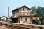Das Empfangsgebäude von Plüderhausen an der Remstalbahn zwischen Schorndorf und Schwäbisch Gemünd. (08.1969) <i>Foto: Dieter Junker</i>