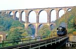 50 3654 mit Gag 56355 im Tal der Zwickauer Mulde am Göhrener Viadukt, über das die Bahnstrecke Neukieritzsch – Chemnitz führt. (20.10.1987) <i>Foto: Wolfgang Bügel</i>