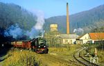 99 7244 fährt mit P 14401 (Nordhausen - Wernigerode) in Ilfeld ein. Rechts die VEB-Papierfabrik, in der zu DDR-Zeiten das legendäre graue Krepp-Papier für den Allerwertesten mit den Attributen hart, rau und hauchdünn hergestellt wurde. Da Papier und nicht zuletzt Klopapier in der DDR nicht immer und überall verfügbar waren, sollte der reale Klopapierbedarf der Bevölkerung durch Mitarbeiter des "Staatlichen Kontors für Papier und Bürobedarf" 1968 mit "dem Verbrauch von Toilettenpapier nach Abrissen pro Tag", geschätzt werden. Ergebnis: Fünf Lagen Toilettenpapier benötigte der gemeine DDR-Bürger täglich.  (18.11.1987) <i>Foto: Wolfgang Bügel</i>