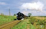 Im Frühjahr 1988 fuhr auch das Bw Halberstadt seine letzten Einsätze mit der 50.35. Danach setzte nur noch die Einsatzstelle Oschersleben die Loks bis in den Herbst 1988 im Streckendienst ein. Es waren die letzten planmäßigen Einsätze regelspuriger Dampflokomotiven in Deutschland. Hier befindet sich 50 3606 mit Ng 61744 aus Magdeburg-Buckau kurz vor Langenweddingen. Der Ort kam am 6. Juli 1967 zu trauriger Berühmheit, als dort an einem Bahnübergang ein Personenzug mit einem Tanklastwagen zusammenstieß, der explodierte. Mit 94 Todesopfern war es der schwerste Eisenbahnunfall der DDR. (23.04.1988) <i>Foto: Slg. Wolfgang Bügel</i>