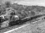 Anfang der 1960er Jahre fanden auf allen Nebenstrecken der Deutschen Reichsbahn Untersuchungen über deren Wirtschaftlichkeit statt. Angesichts des Trends, auch in der DDR, zur Verlagerung der Transporte von der Schiene auf die Straße, wurde 1964 die Stilllegung aller Schmalspurbahnen in der DDR bis 1975 beschlossen. Für die Weißeritztalbahn bedeutete dieser Beschluss, dass fortan keinerlei Investitionen mehr in die Infrastruktur erfolgten. Erst Anfang der 1970er Jahre mehrten sich die Stimmen, die eine Erhaltung einiger Schmalspurbahnen als touristische Attraktion forderten. So beschloss die Hauptverwaltung des Betriebs- und Verkehrsdienstes am 17. September 1973 die langfristige Erhaltung von sieben Schmalspurbahnen in der DDR, darunter die der Weißeritztalbahn. Die Weißeritztalbahn sollte vorrangig zu einer touristischen Attraktion unter Beibehaltung des regulären Reise- und Güterverkehrs entwickelt werden. Nur so erlebte die Bahn noch ihr 100-jähriges Jubiläum, das ausgiebig vom 28.08. bis 04.09.1983 gefeiert wurde. Hier sind 99 713 und 99 734 mit einem Sonderzug in Seifersdorf unterwegs.  (04.09.1983) <i>Foto: Joachim Schmidt</i>