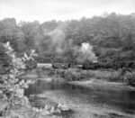 99 713 und 99 734 mit dem Jubiläums-Sonderzug an der Talsperre Malter. Die Talsperre war Teil eines Hochwasserschutzkonzeptes, das nach dem verheerenden Hochwasser von 1897 umgesetzt wurde. Die Staumauer wurde in den Jahren 1908 bis 1913 unterhalb des Dorfes Malter errichtet, was eine Neutrassierung der Weißeritztalbahn zwischen Spechtritz und Dippoldiswalde zur Folge hatte. (04.09.1983) <i>Foto: Joachim Schmidt</i>