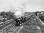 Ab dem Winterfahrplan 1982/83 wurde das nur freitags und sonntags verkehrende Eilzugpaar E 944/947 (Dresden - Dessau) nicht mehr von Dieselloks der BR 118 gefahren, da die Devise "Kein Diesel unter Fahrdraht" galt und auch die 50 Kilometer zwischen Riesa und Dresden offenkundig schon zuviel waren. Das Bw Riesa besaß allerdings keine leistungsfähigen Dieselloks mit Zugheizung, und eine Umbeheimatung einer zusätzlichen Diesellok für einen zweimaligen wöchentlichen Einsatz wurde verworfen. So kam man auf die Idee, die in Nossen verbliebene 35 1113 für diesen Dienst einzusetzen. Hier verlässt sie mit dem E 944 nach Dessau den Bahnhof Falkenberg/Elster, den die Lok fast zwei Jahre lang fahren sollte. (04.09.1983) <i>Foto: Joachim Schmidt</i>