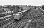 1981 begann die Auslieferung der DR-Baureihe 111 als eine weitere Variante der V 100 an die Deutsche Reichsbahn, die für den schweren Rangierdienst vorgesehen war. Daher wurde ab Werk keine Zugheizanlage eingebaut, sondern ein Ballastgewicht. Die zulässige Höchstgeschwindigkeit wurde zugunsten einer gesteigerten Zugkraft durch eine Änderung der Getriebeübersetzung auf 65 km/h herabgesetzt. Bis 1983 wurden 37 Lokomotiven gebaut. 1992 erhielten die Loks die neue Baureihenbezeichnung 293, wenn sie nicht bereits vorher in die Baureihe 298.3 umgebaut worden waren. Hier rangiert die erst ein halbes Jahr alte 111 022 als Rangierlok "Reiner 20" im Bahnhof Falkenberg/Elster. (04.09.1983) <i>Foto: Joachim Schmidt</i>