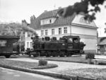 1938 beschafften die Kleinbahnen des Kreises Jerichow I (KJI) bei Henschel zwei neue Heißdampflokomotiven zur Verstärkung des Lokomotivparks. 1949 erhielten sie von der Deutschen Reichsbahn die Nummern 99 4801 und 4802. Nach Stilllegung ihrer Stammbahn 1965 kamen sie zur ehemaligen Rügenschen Kleinbahn. Dort blieben sie nach der Privatisierung und sind noch heute unter derselben Nummer im Einsatz. Hier dampft 99 4802 durch Baabe. (05.09.1983) <i>Foto: Joachim Schmidt</i>