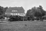 99 4802 erreicht auf der Fahrt nach Putbus das Ostseebad Baabe. (05.09.1983) <i>Foto: Joachim Schmidt</i>