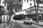 In der Einfahrt zum Bahnhof Baabe kreuzt die Schmalspurbahn die Fernstraße 196 an der Göhrener Chaussee. (05.09.1983) <i>Foto: Joachim Schmidt</i>