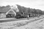 99 4802 ist im Bahnhof Binz Ost eingetroffen. Da es auch einen DB-Bahnhof Ostseebad Binz im Zentrum der Stadt als Endpunkt der Bahnstrecke Lietzow –  Binz, einer Zweigstrecke der Bahn Stralsund – Sassnitz gibt, wurde 1996 der Bahnhof an der Rügenschen Kleinbahn in Binz LB (= Landesbahn) umgetauft. (05.09.1983) <i>Foto: Joachim Schmidt</i>