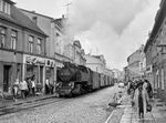 99 2323 dampft durch die Ernst Thälmann-Straße (heute: Mollistraße) in Bad Doberan. (06.09.1983) <i>Foto: Joachim Schmidt</i>
