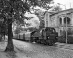 99 2321 auf der Fahrt zum Ostseebad Kühlungsborn in der Goethestraße in Bad Doberan. (06.09.1983) <i>Foto: Joachim Schmidt</i>