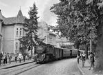Der nächste Zug aus Kühlungsborn mit 99 2323 in der Goethestraße in Bad Doberan. (06.09.1983) <i>Foto: Joachim Schmidt</i>