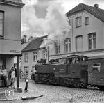99 2323 kreuzt in Bad Doberan die Serverinstraße und fährt aus der Goethestraße kommend in die Ernst-Thälmann-Straße (heute: Mollistraße) ein. (06.09.1983) <i>Foto: Joachim Schmidt</i>