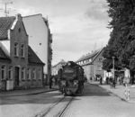 99 2321 an der Haltestelle Bad Doberan Stadtmitte am Alexandrinenplatz auf der Fahrt zum Reichsbahnbahnhof. (06.09.1983) <i>Foto: Joachim Schmidt</i>