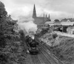 50 3642 (Bw Wittenberge) mit P 15343 nach Parchim vor der Kulisse der zwischen 1863 und 1869 erbauten Paulskirche in Schwerin. (06.09.1983) <i>Foto: Joachim Schmidt</i>